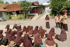 Latih-Pramuka-di-MI-10