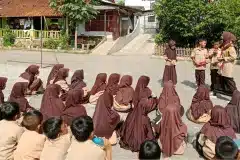 Latih-Pramuka-di-MI-12